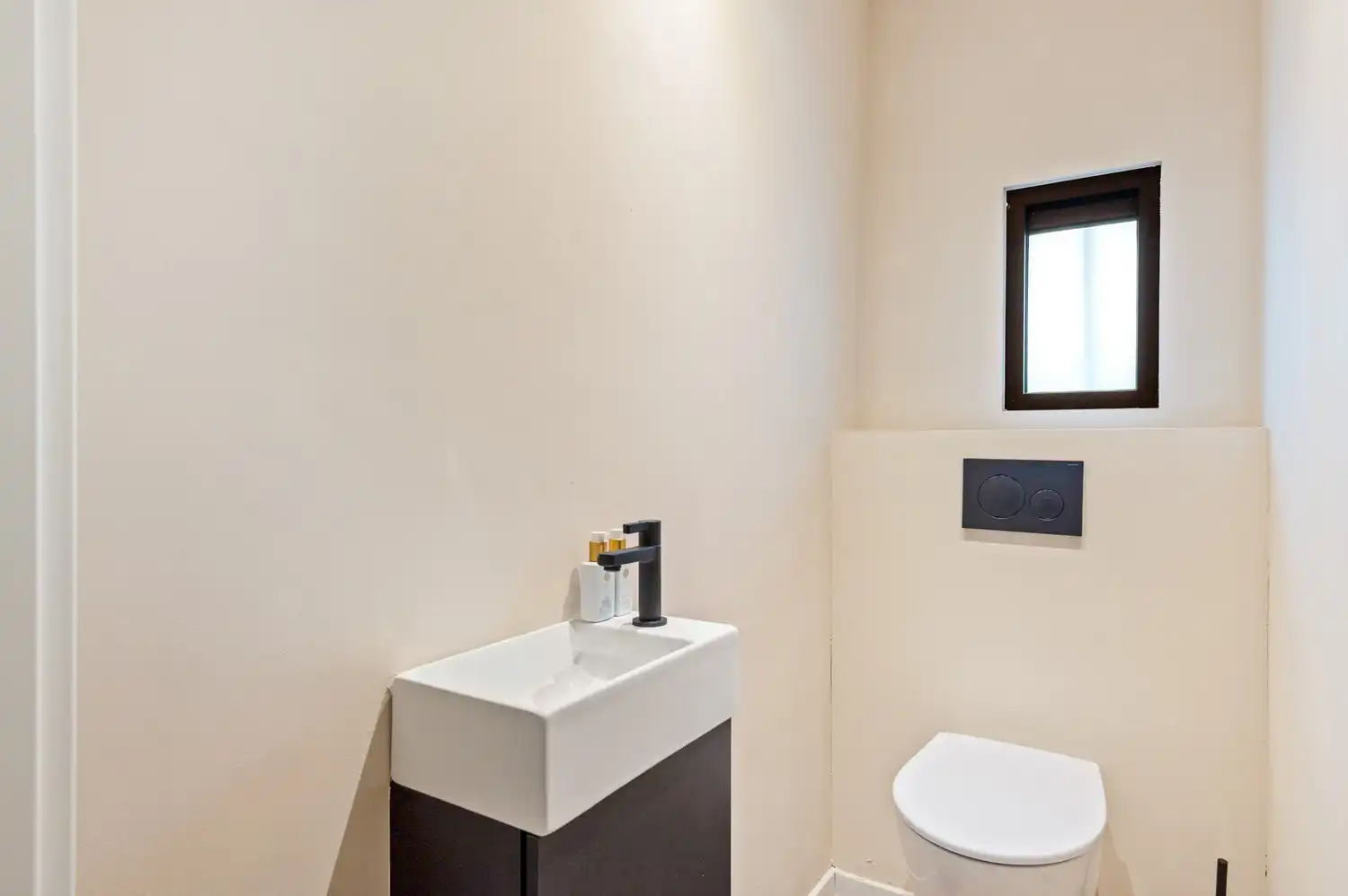 Instapklare woning met 4 slpkrs in hartje Edegem foto 10