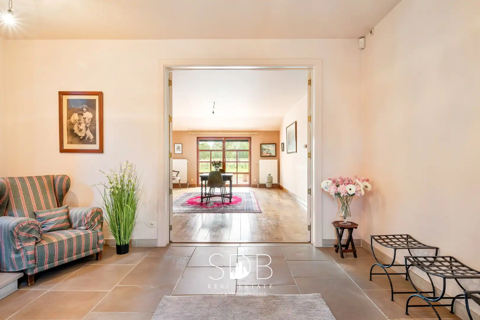 Hedendaagse villa met gezinstuin en graslanden op 7.496m² foto 6