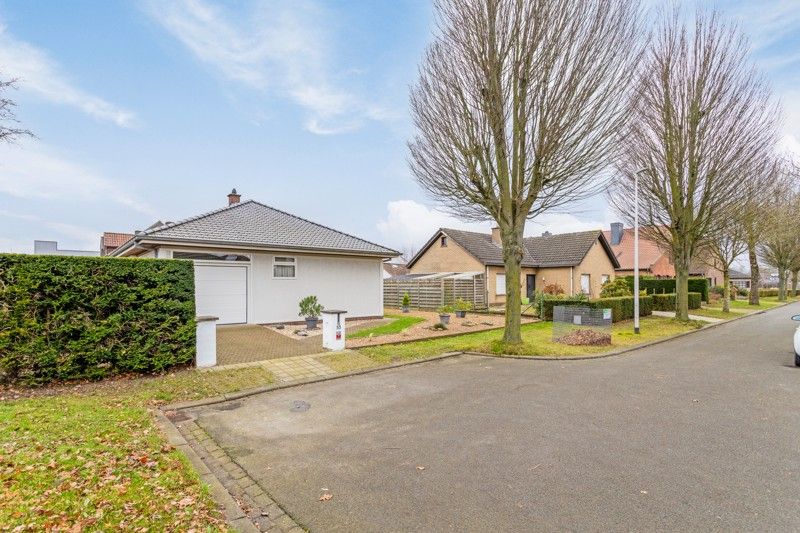 Hoofdfoto van de publicatie: Gelijkvloerse woning met 2 slaapkamers, inpandige garage en mooi aangelegde tuin TE KOOP in Izegem!