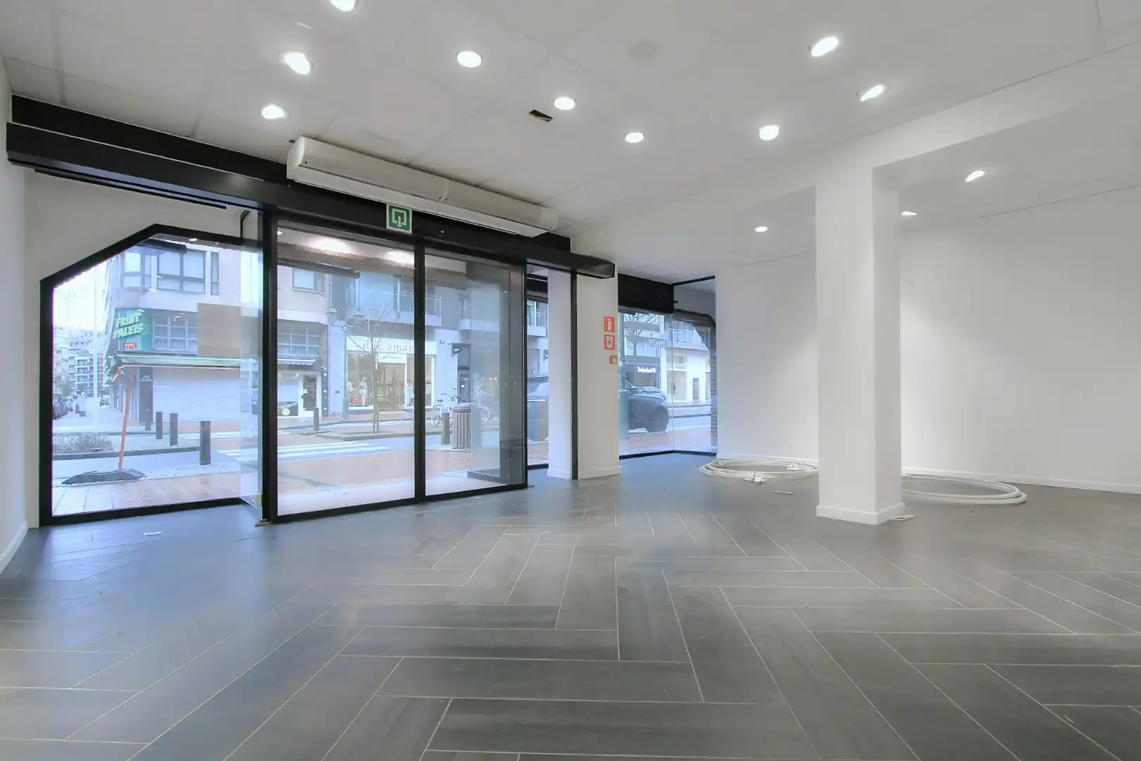 Breed instapklaar handelspand 320 te huur Knokke  foto 3