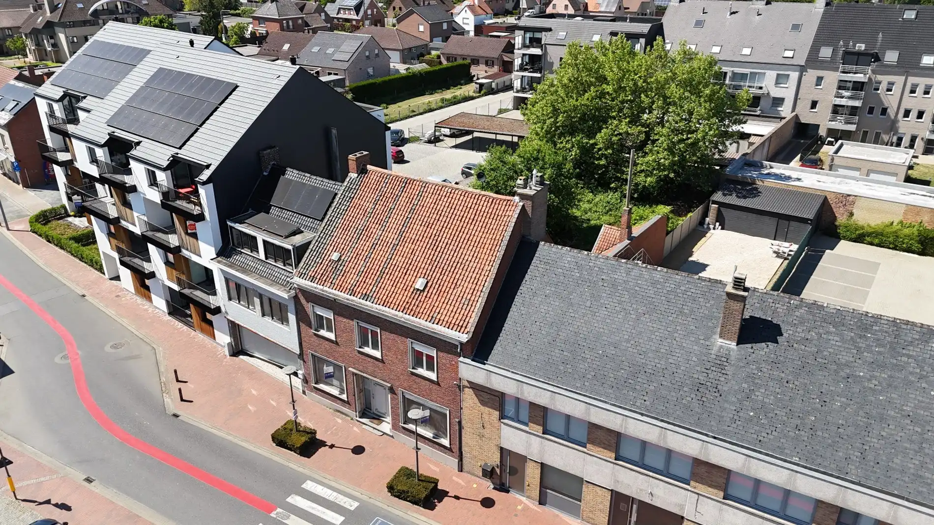 Hoofdfoto van de publicatie: Authentieke woning met tuin en garage in het rustige Ooigem