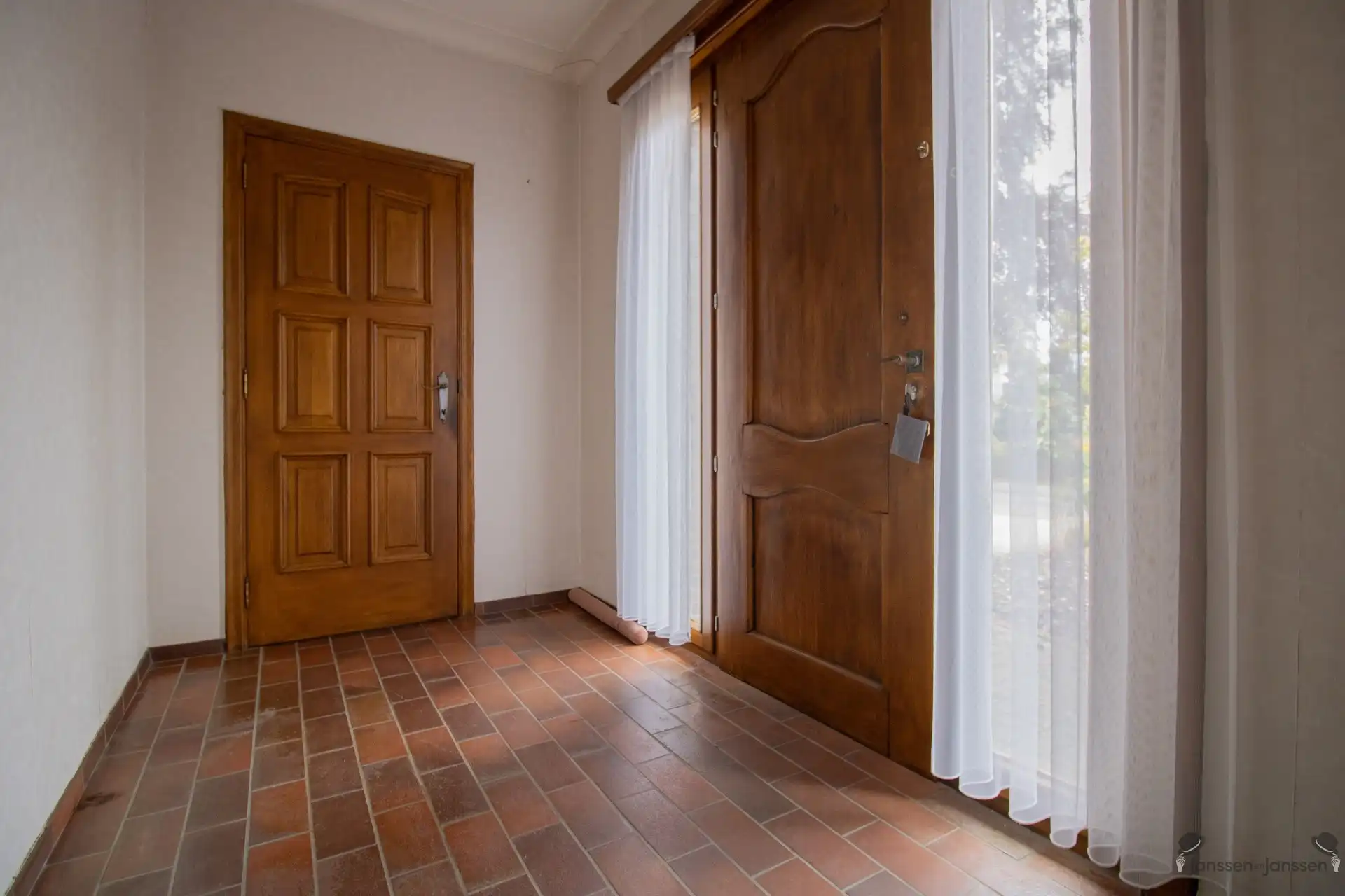 Te renoveren woning met 3 slaapkamers en gekoppelde garage op 613 m². foto 4
