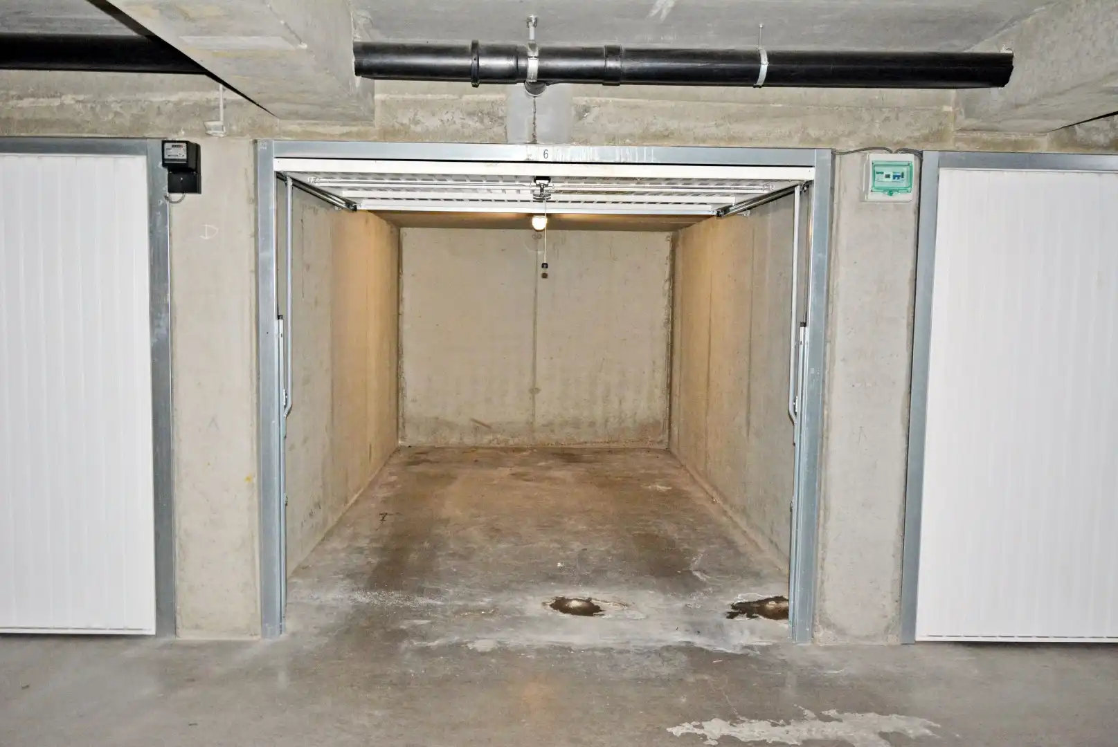 Gesloten garagebox in een zijstraat van de Lippenslaan. foto 5