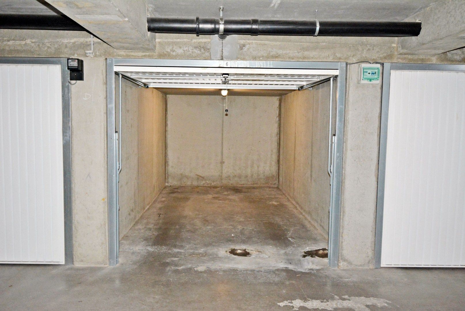 Gesloten garagebox in een zijstraat van de Lippenslaan. foto 5