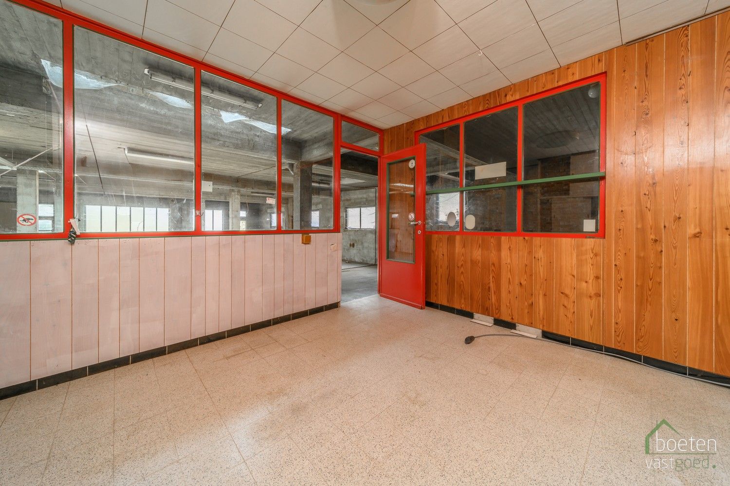 Veurne: Opslagplaats van ca 360m² met dubbele garage en ontsluiting achteraan in het centrum foto 5