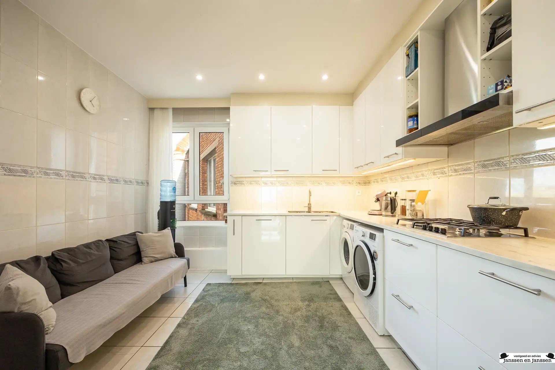 Gerenoveerd 2-slaapkamer appartement te Merksem foto 9