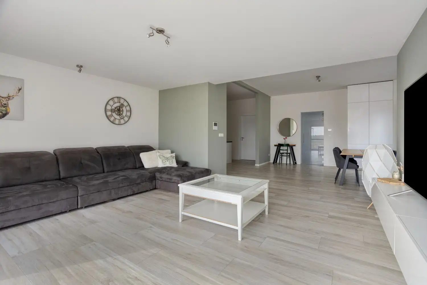 Ruime gerenoveerde gezinswoning met 3 slaapkamers op een uitzonderlijk perceel foto 6