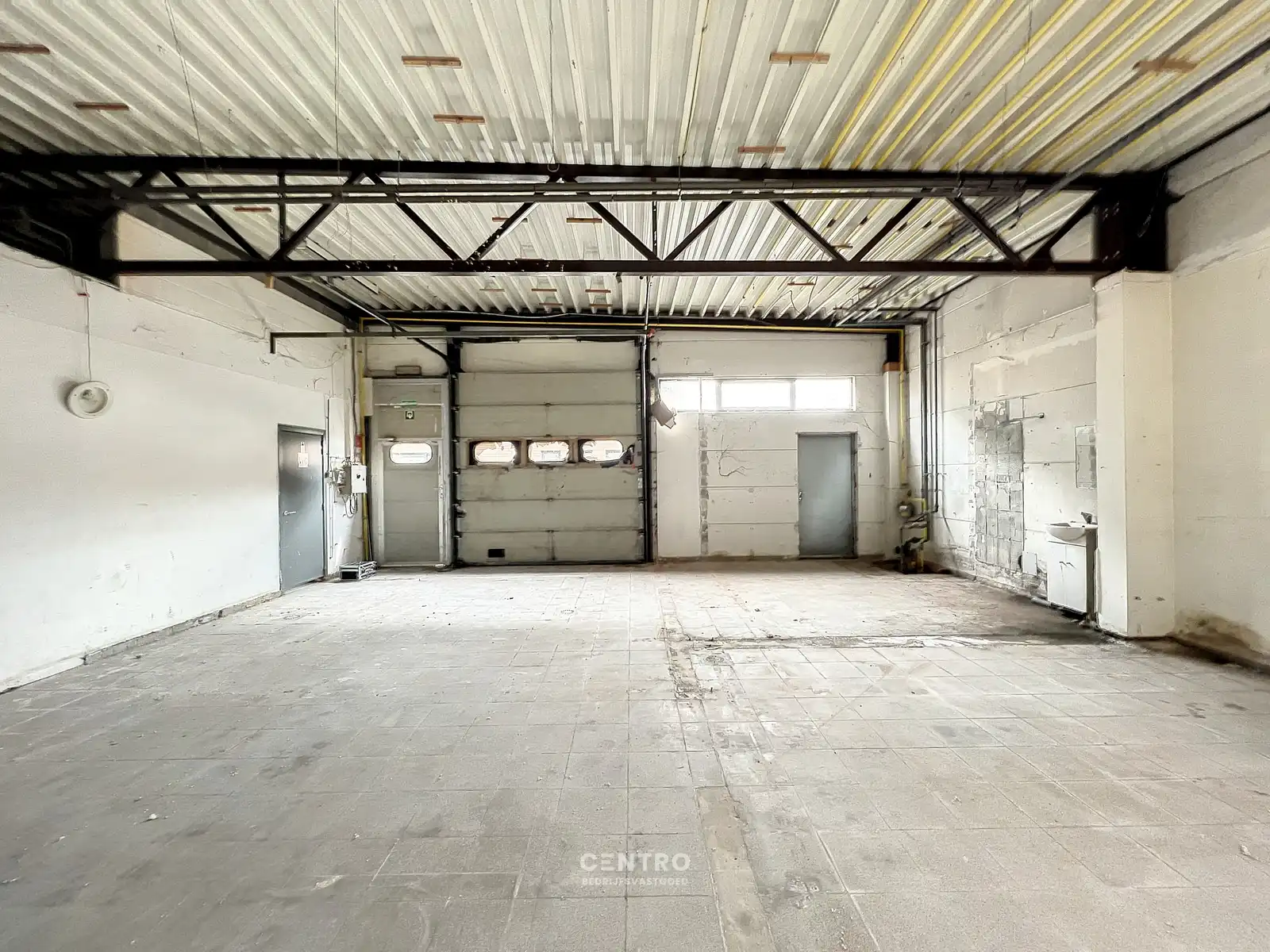 Goed gelegen LOODS/WERKPLAATS (ca.130m2) met  sectionaalpoort en 2 parkeerplaatsen te RUMBEKE. foto 7