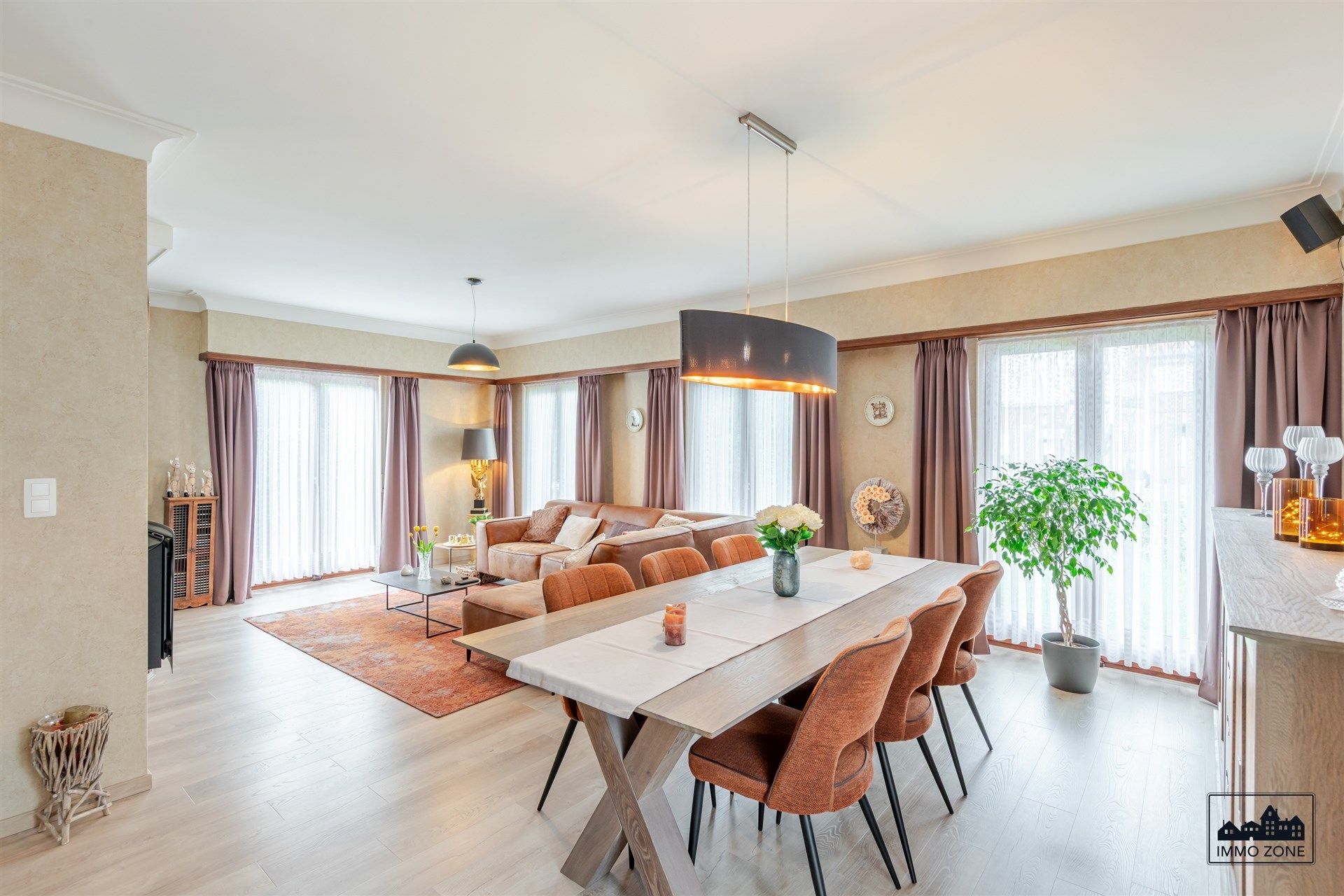Ruime, gerenoveerde bungalow te koop in De Klinge foto {{pictureIndex}}