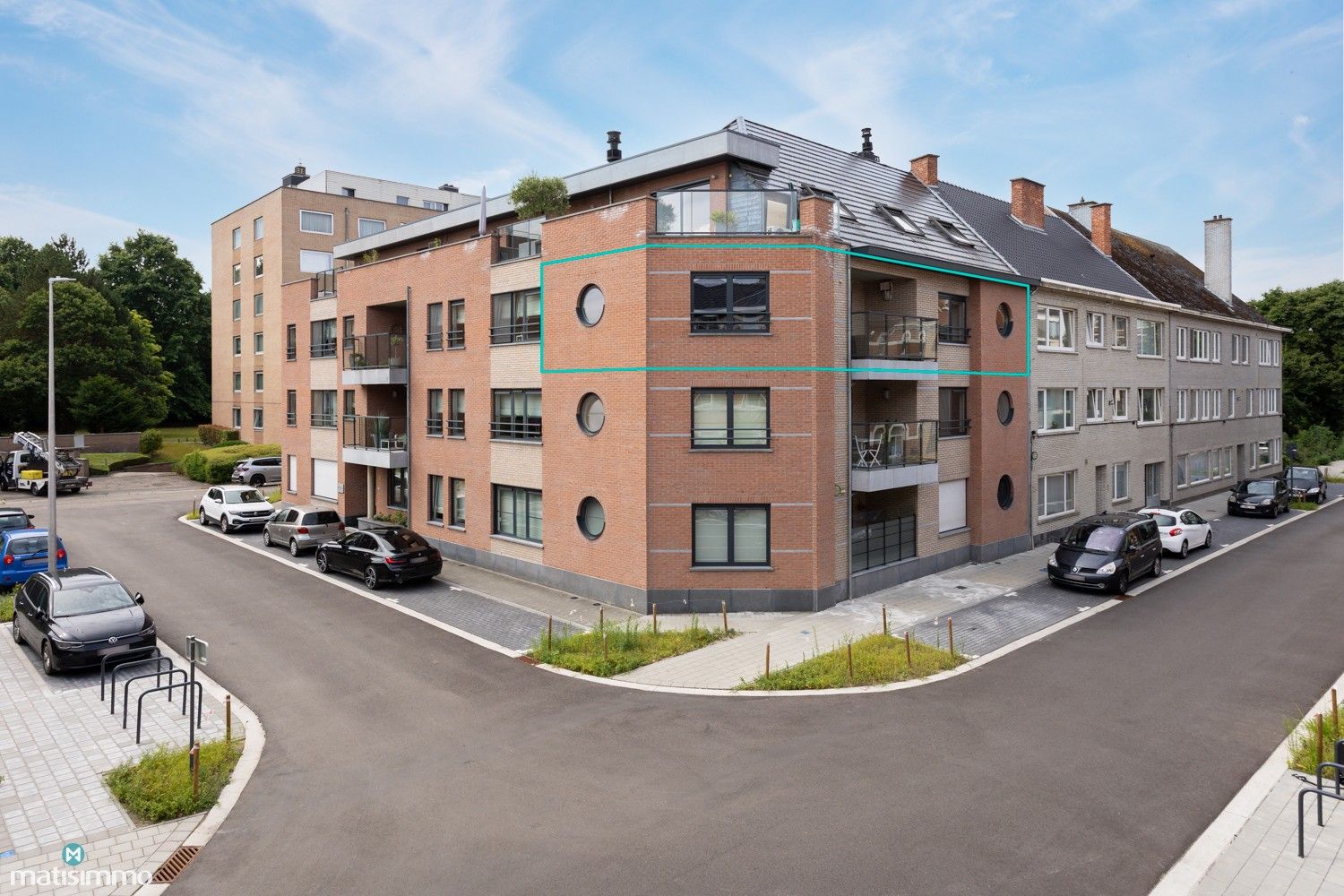 ROYAAL APPARTEMENT MET RUSTIG INTERIEUR VOORZIEN VAN 3 SLAAPKAMERS, 2 BADKAMERS EN 2 TERRASSEN NABIJ CENTRUM HASSELT foto {{pictureIndex}}
