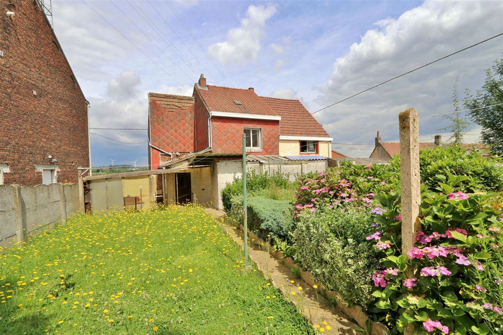 Grondig te renoveren 3-gevelwoning met 3 slaapkamers te Lembeek foto 2