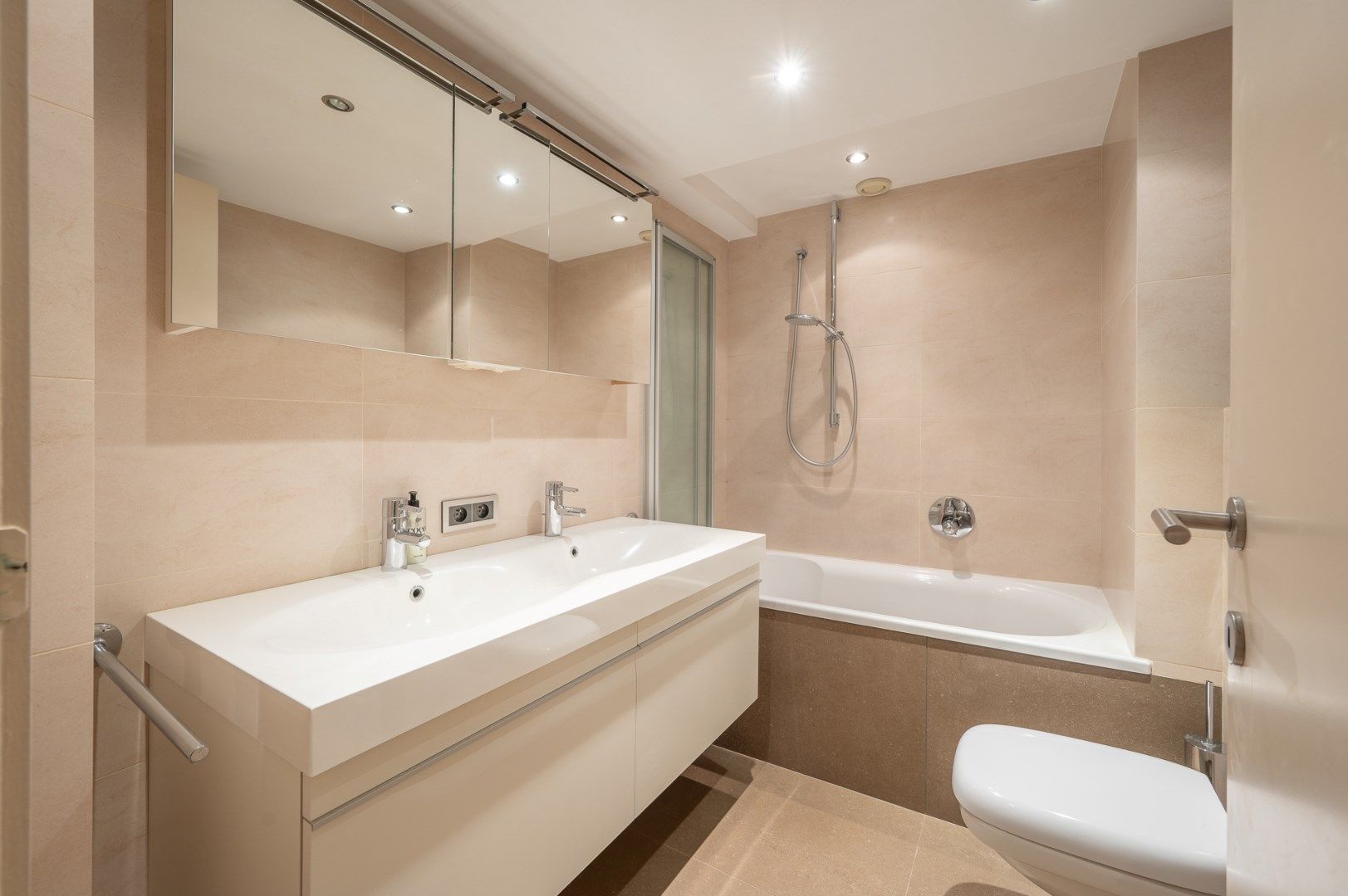 Perfect gelegen drie slaapkamer appartement met zonneterras foto 17