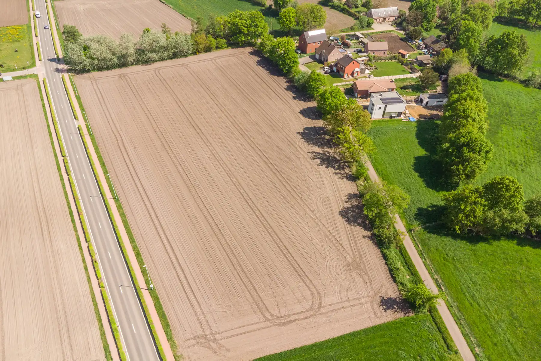 Uitgestrekte landbouwgrond van bijna 3 hectare. foto 8