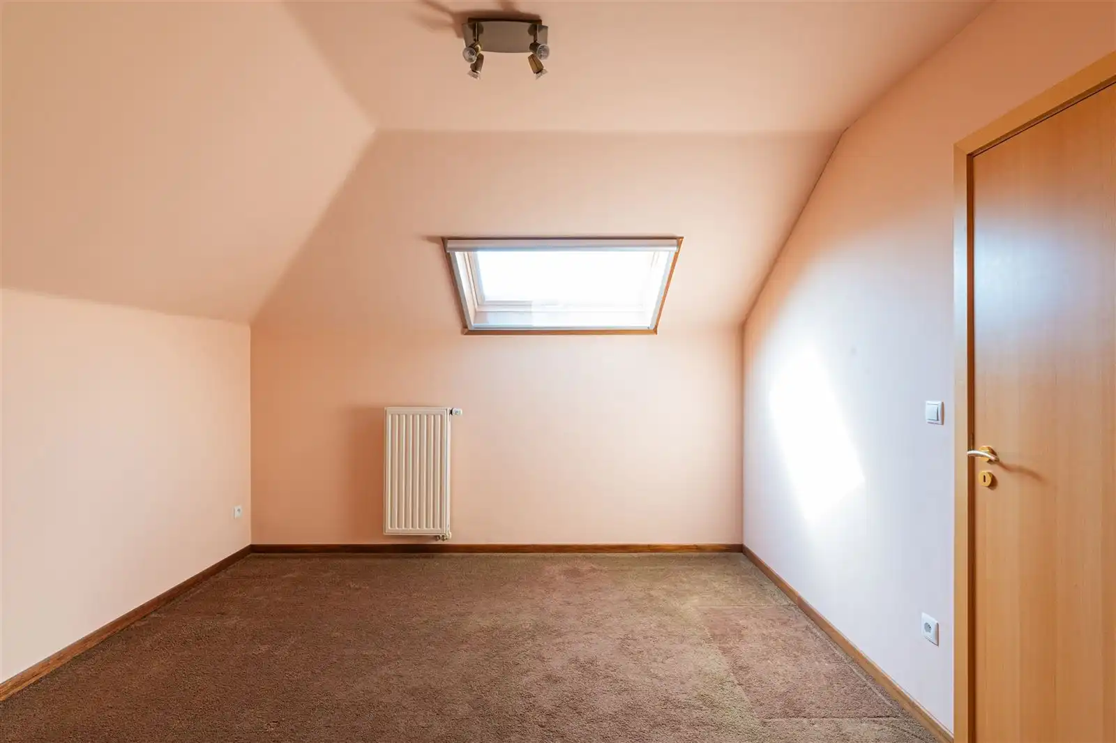 Ruime lichtrijke villa met tuin op 15are50 foto 25