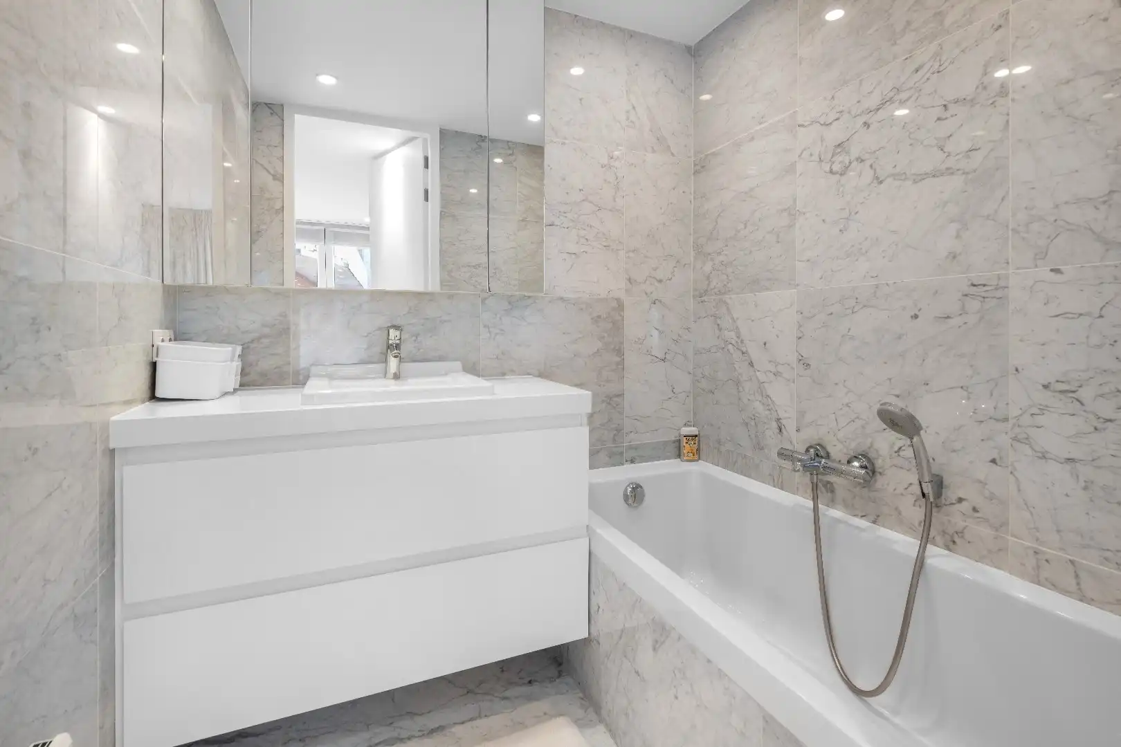 Zeer mooi vernieuwd gemeubeld 3-slaapkamer appartement met open zicht centraal gelegen op de Kustlaan in het Zoute. foto 14