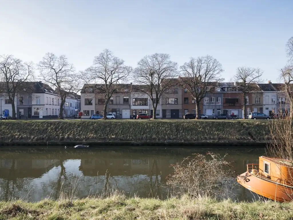 Een bijzondere woning die zich onderscheidt door haar architectuur, ruimtelijkheid en unieke tuin. foto 16