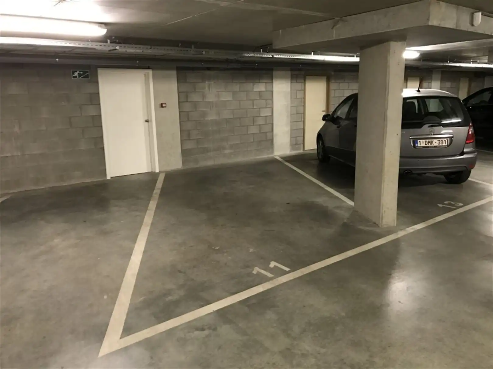 Parking/Garagebox foto {{pictureIndex}}