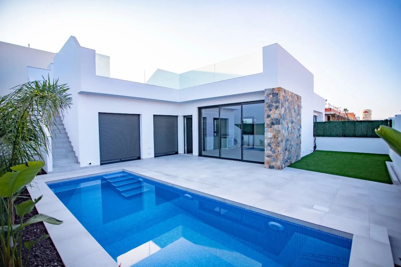 Nieuwbouw gelijkvloerse villa's op toplocatie in Santiago de la Ribera foto {{pictureIndex}}
