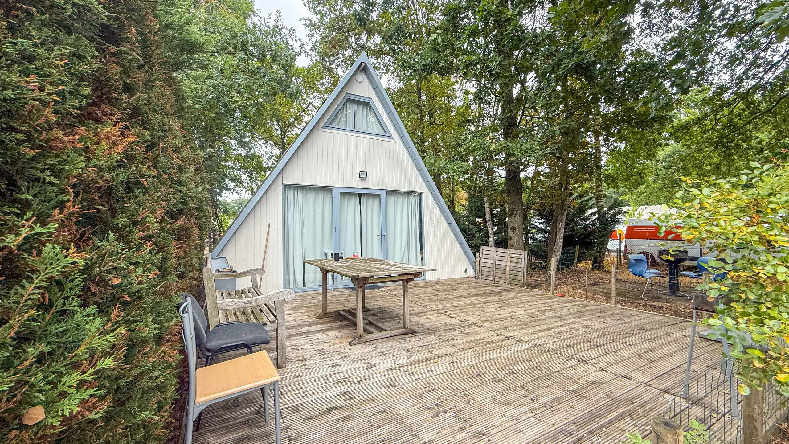 Gelijkvloerse woning met ruim magazijn en zwembad! foto 39