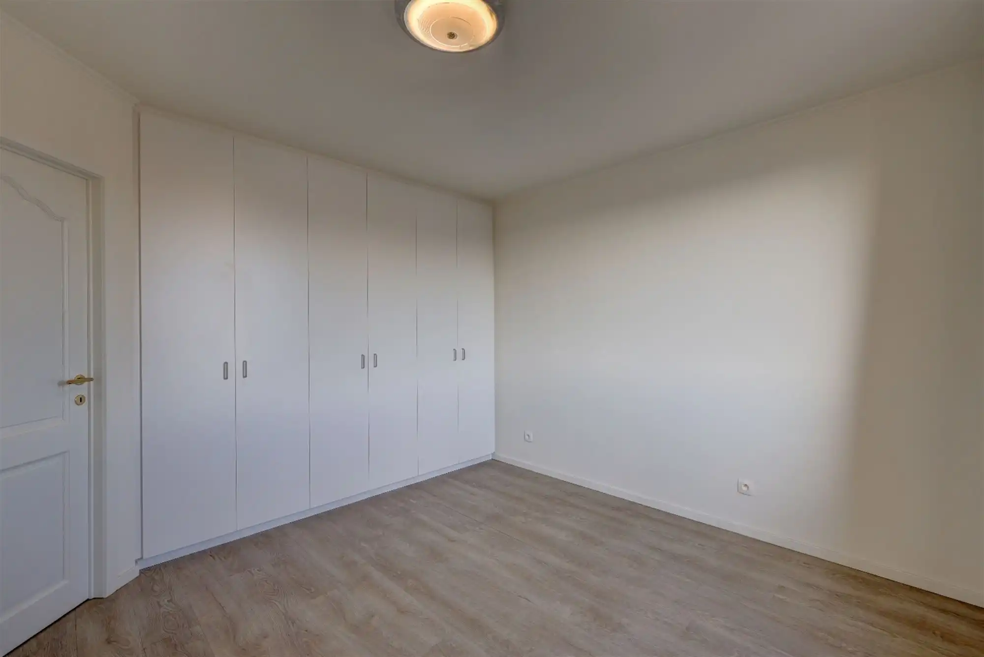 Instapklaar 2-slaapkamerappartement met leuk terras te Linkeroever foto 7