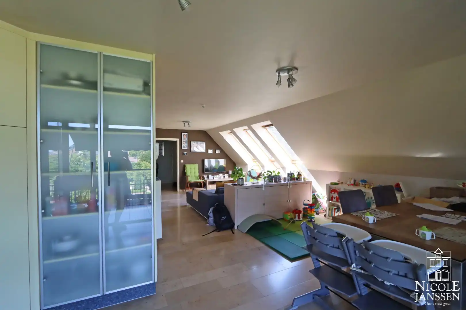 Zeer ruim duplex-appartement foto 8