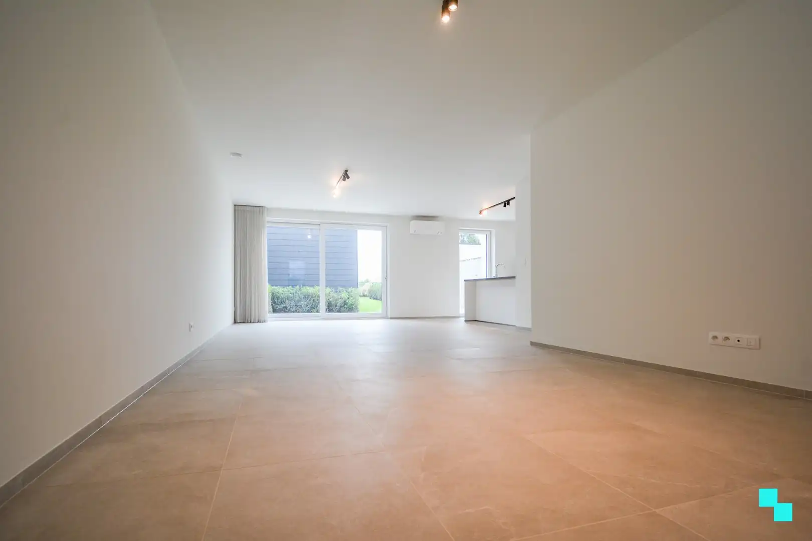 Volledig afgewerkte nieuwbouwwoning met carport te Sleihage foto 2