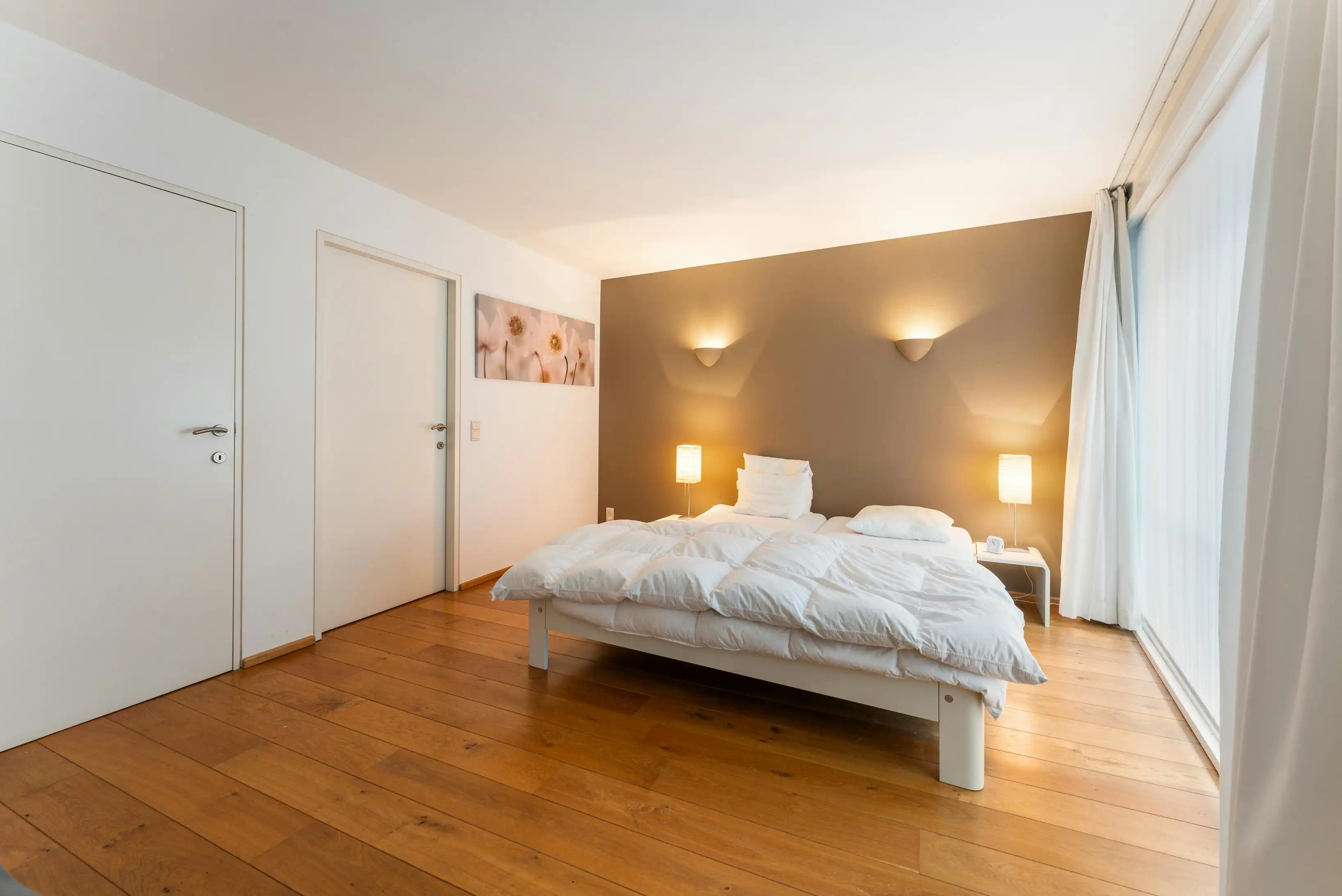 Ruime woning met handelsgelijkvloers en appartement in het centrum van Veurne. foto 5