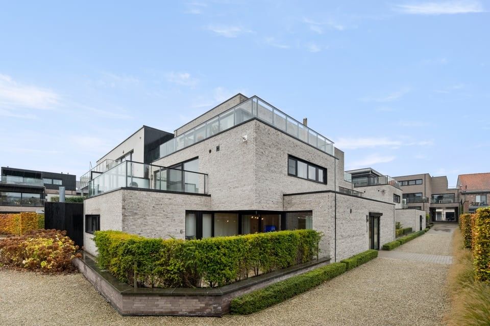 MODERN GELIJKVLOERS APPARTEMENT MET TERRAS EN STAANPLAATS IN SINT-TRUIDEN foto {{pictureIndex}}