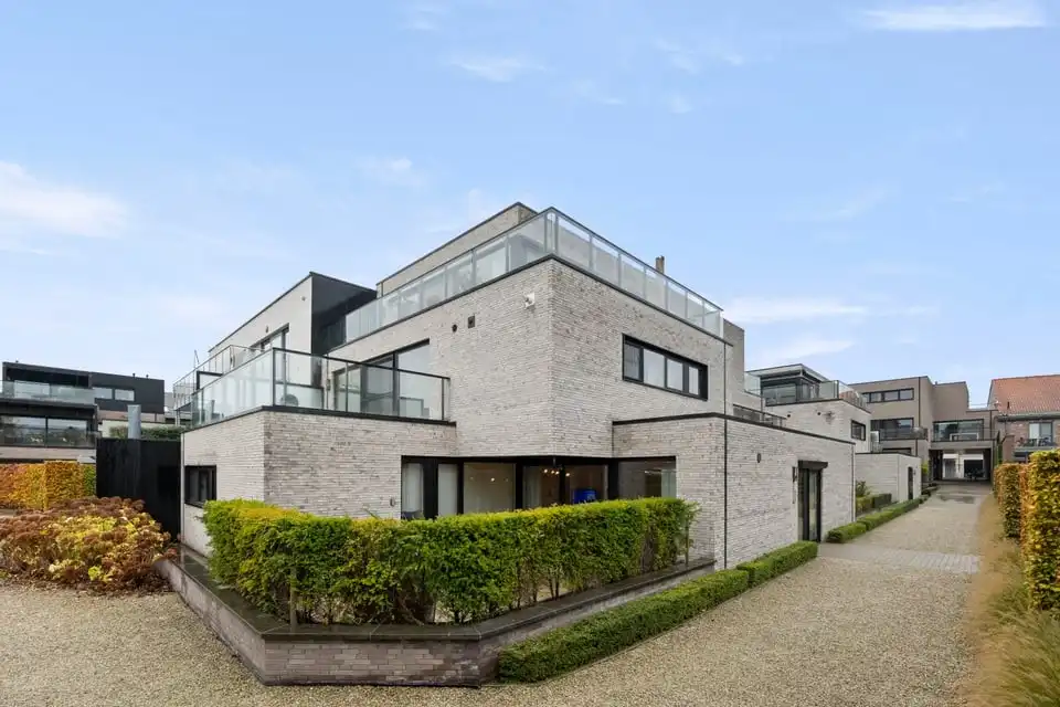 MODERN GELIJKVLOERS APPARTEMENT MET TERRAS EN STAANPLAATS IN SINT-TRUIDEN foto {{pictureIndex}}