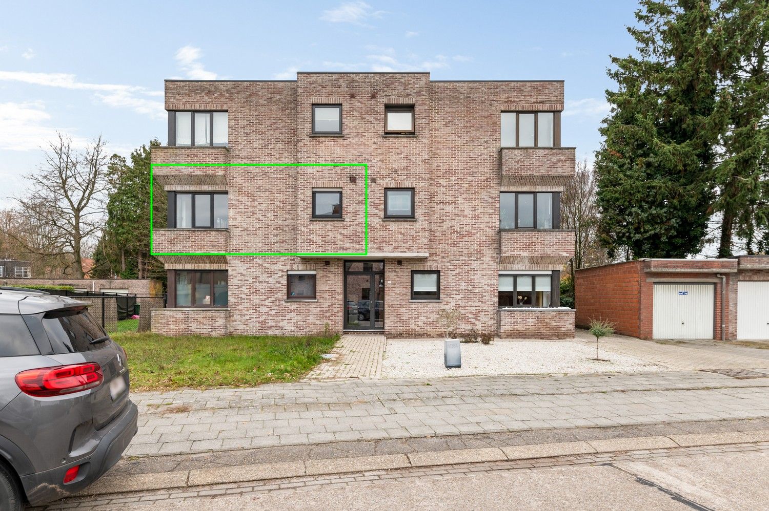 Te renoveren appartement met 3 slaapkamers en groot terras! foto {{pictureIndex}}