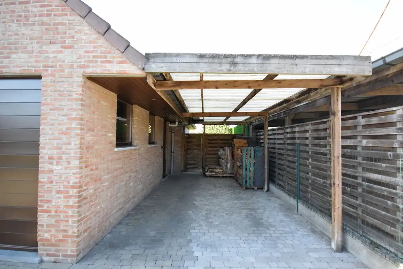 Ruime villa in Roeselare met 3 slaapkamers, tuin op het zuidwesten, garage en  carport. foto 12