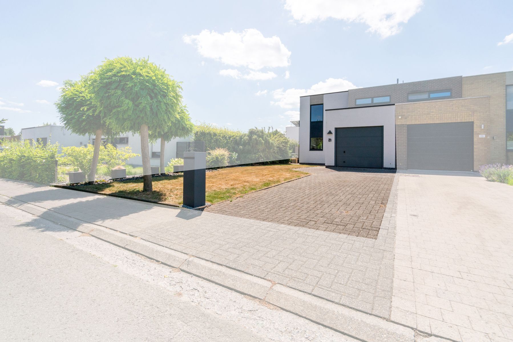 Instapklare halfopen bebouwing met drie slaapkamers! foto {{pictureIndex}}