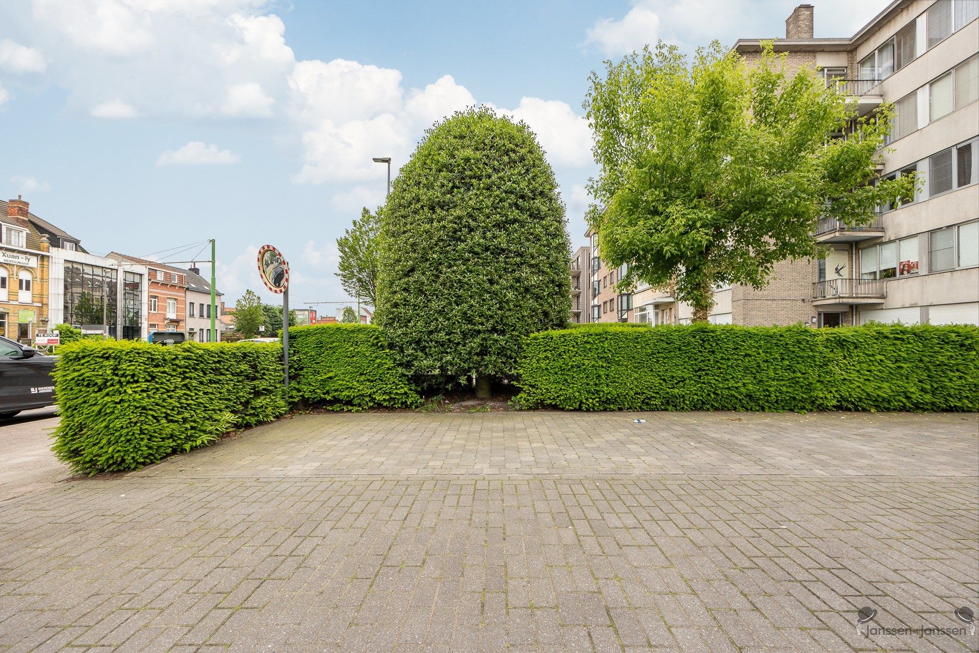 Instapklaar appartement met 2 slpks, terras en autostaanplaats foto 18