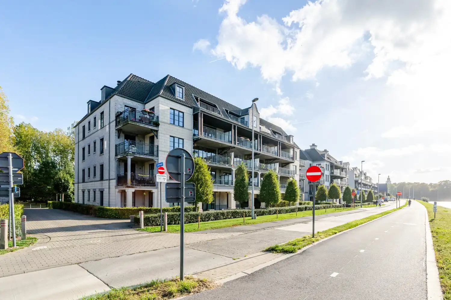 Instapklaar 1-slaapkamerappartement met terras en ondergrondse staanplaats foto 14