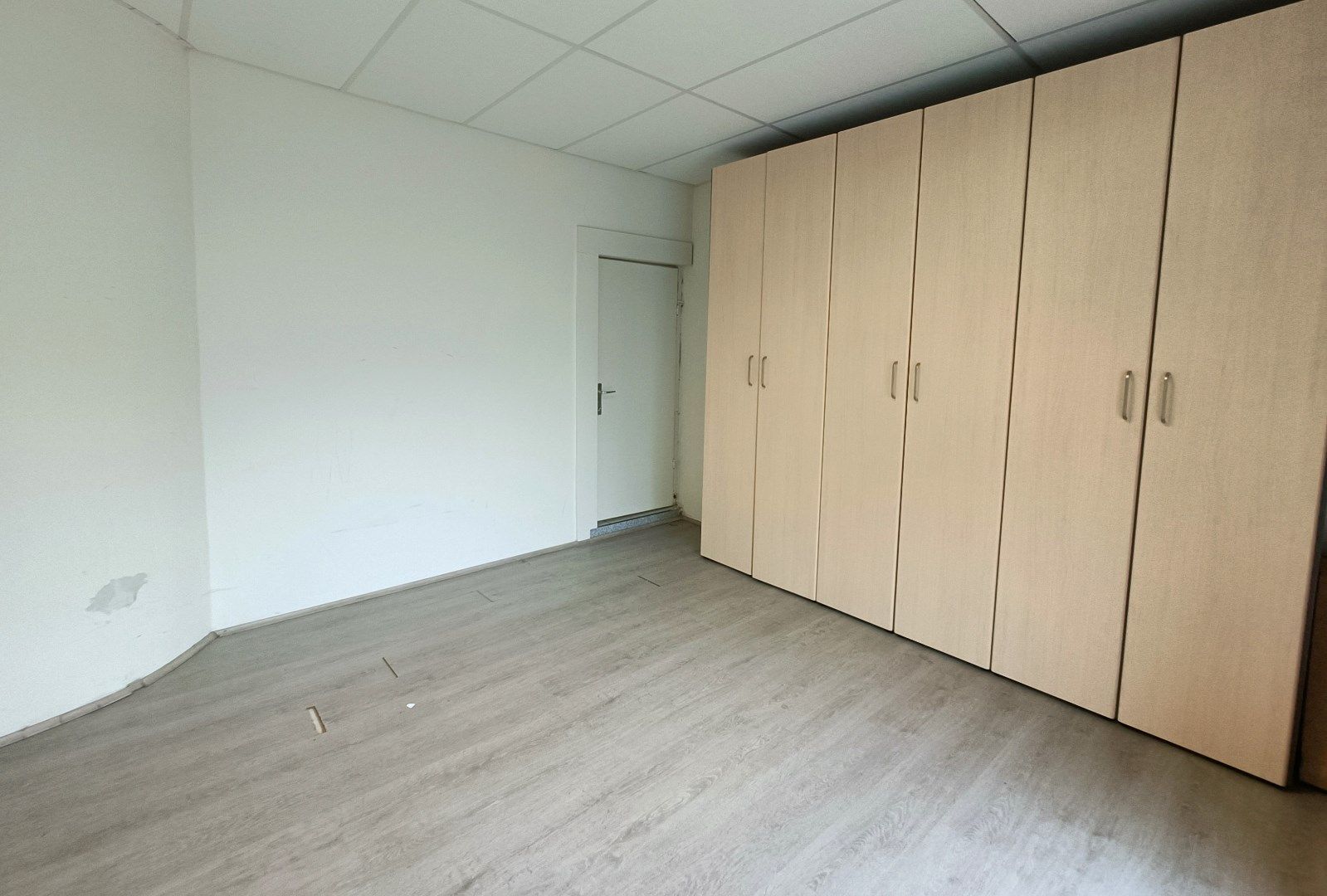OPVALLEND GELEGEN WINKELRUIMTE foto 7