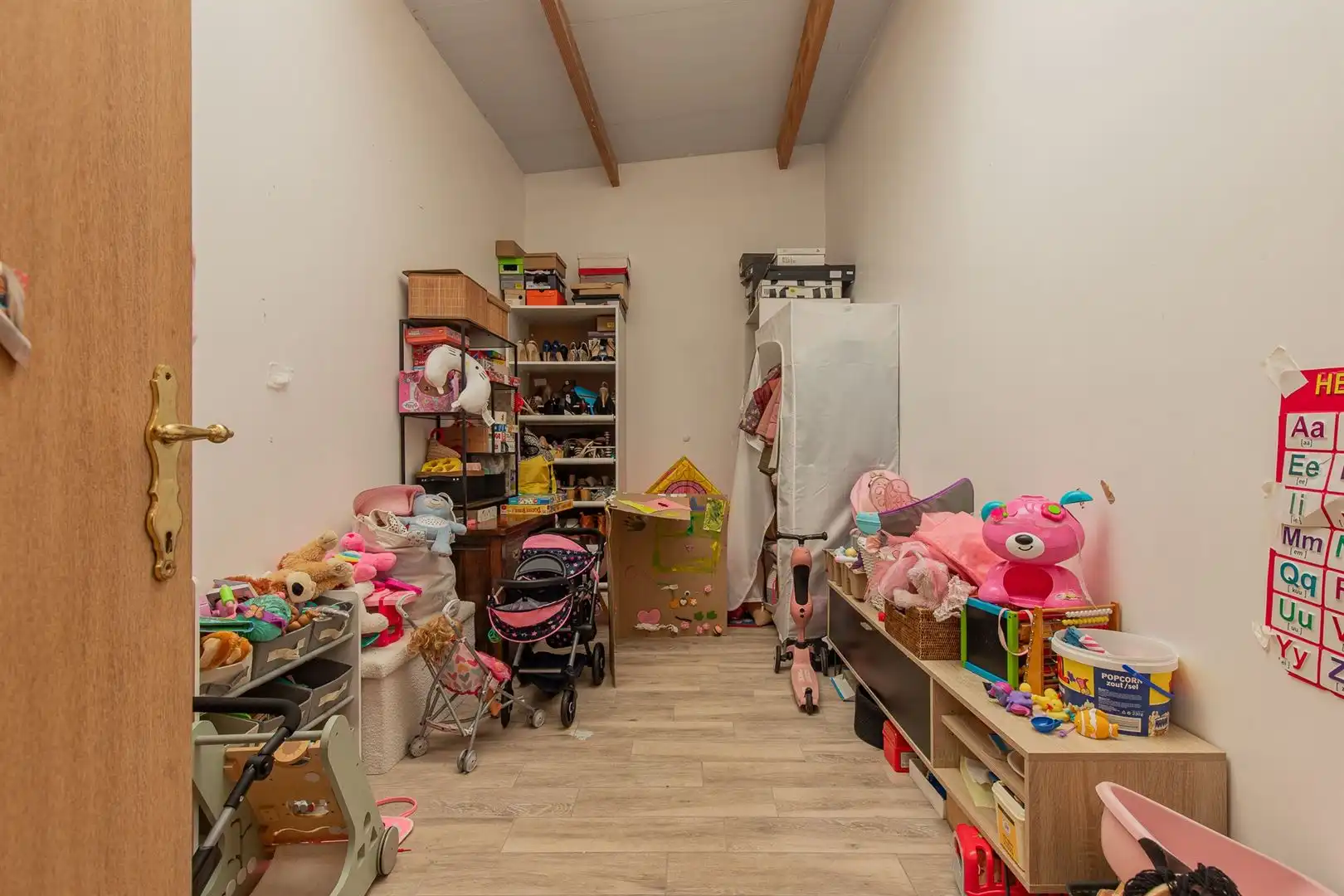 Volledig gerenoveerde woning met zwemvijver en ruime garage foto 10