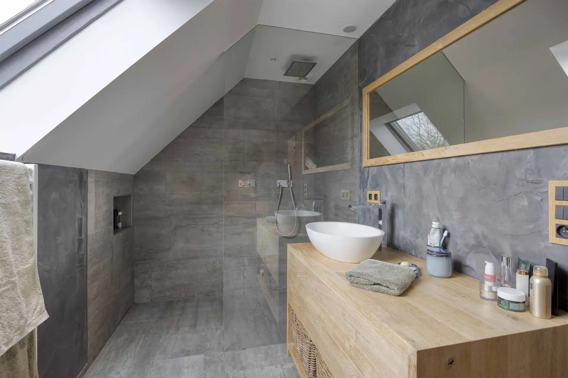 Open bebouwing met 4 slaapkamers, garage en tuin.  foto 15