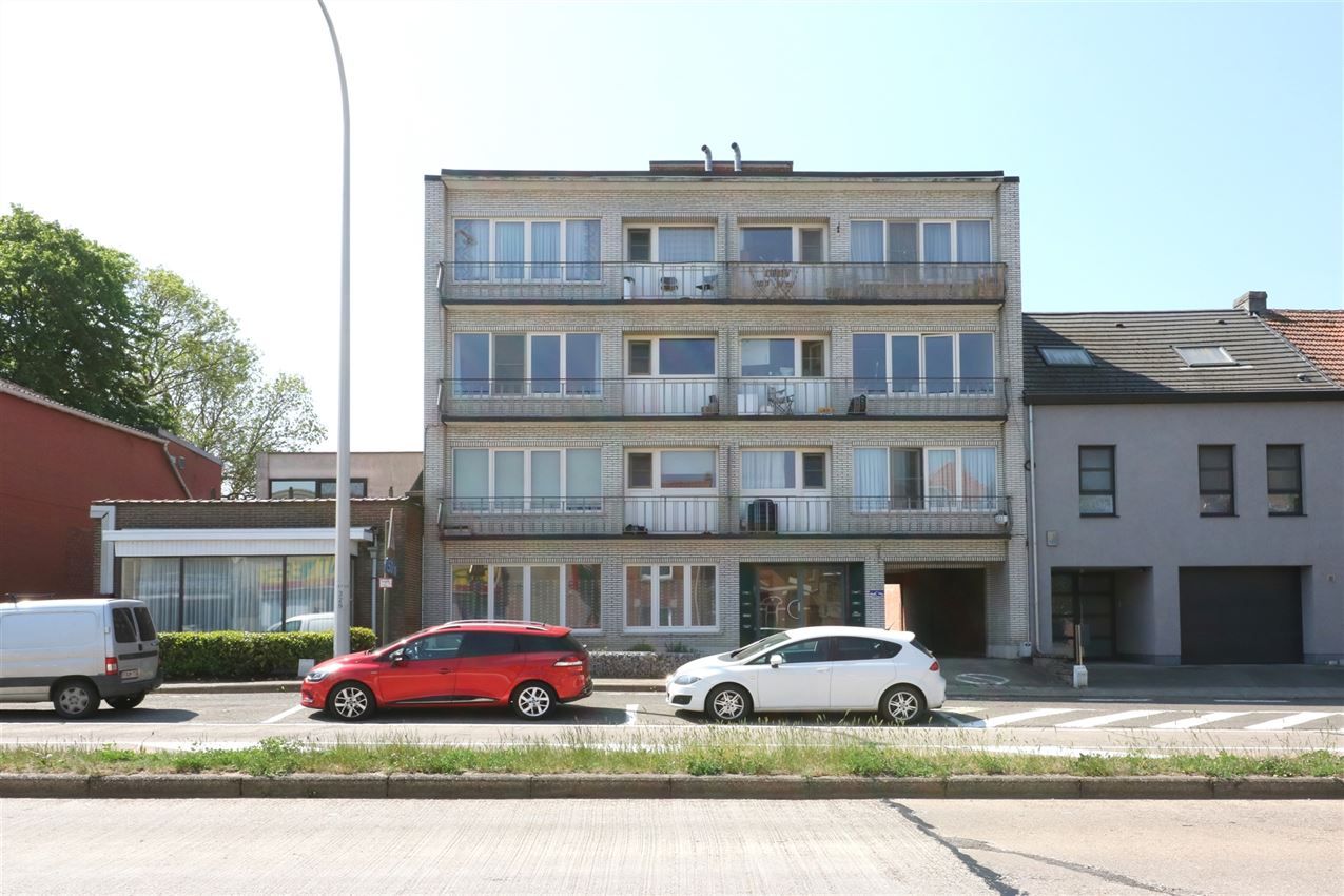 Volledig vernieuwd gelijkvloers app. met 2 slpk. en afgesloten garage foto {{pictureIndex}}