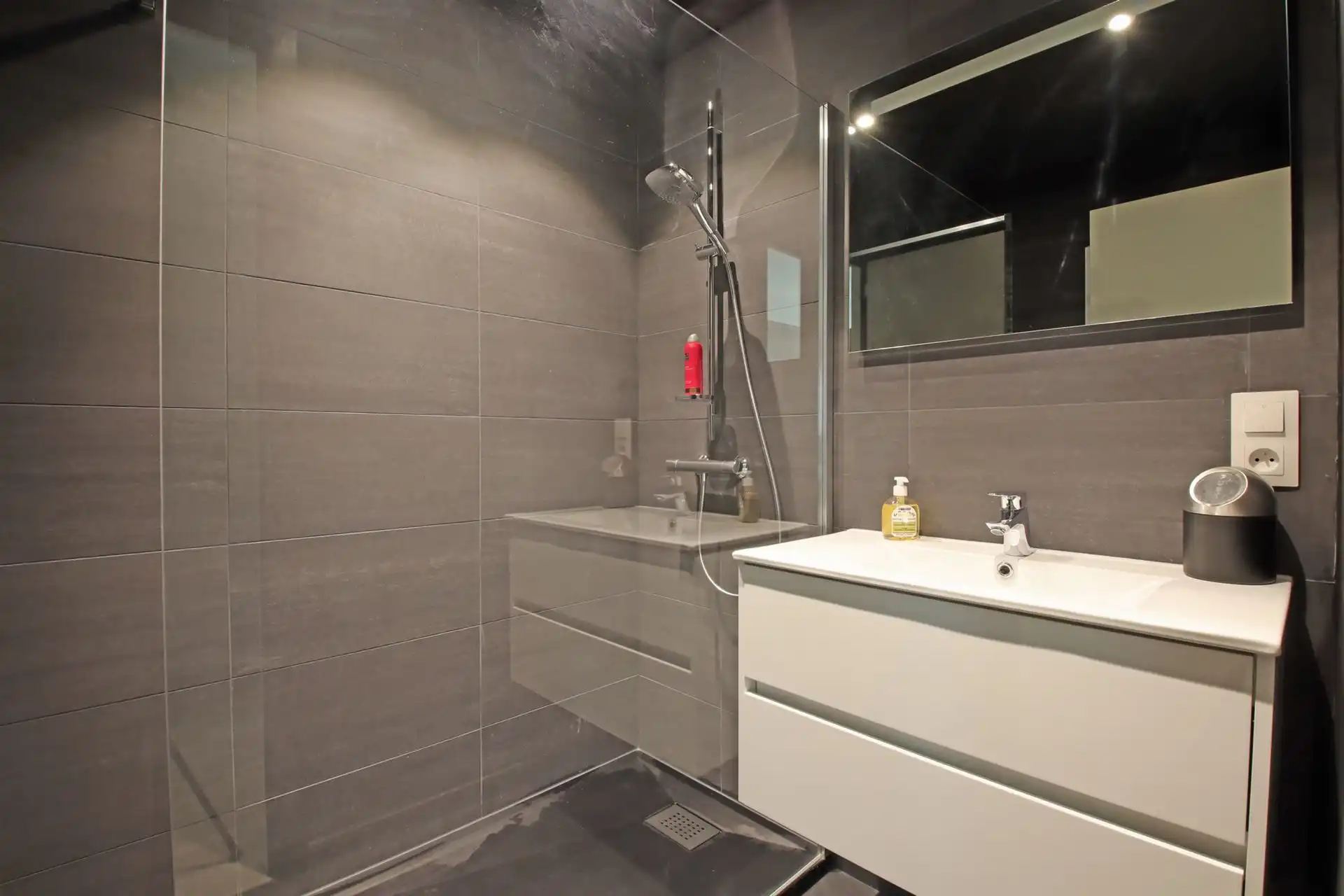 Recent en volledig gemeubeld appartement foto 12