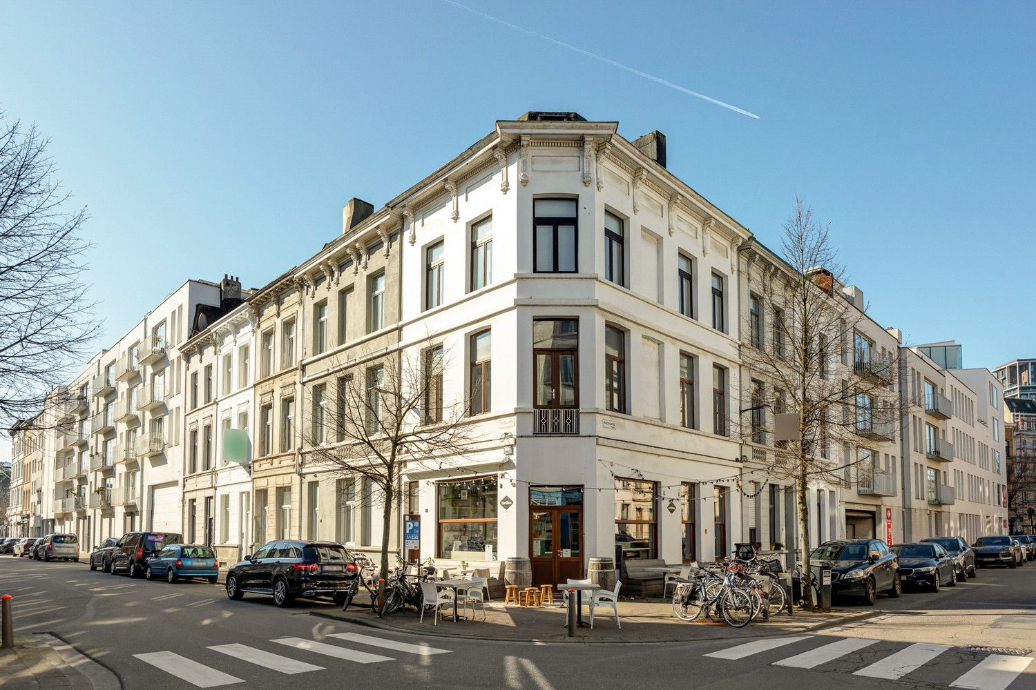 Uitstekend gelegen en instapklaar handelsgelijkvloers met ruim terras op toplocatie te Antwerpen-Zuid foto {{pictureIndex}}