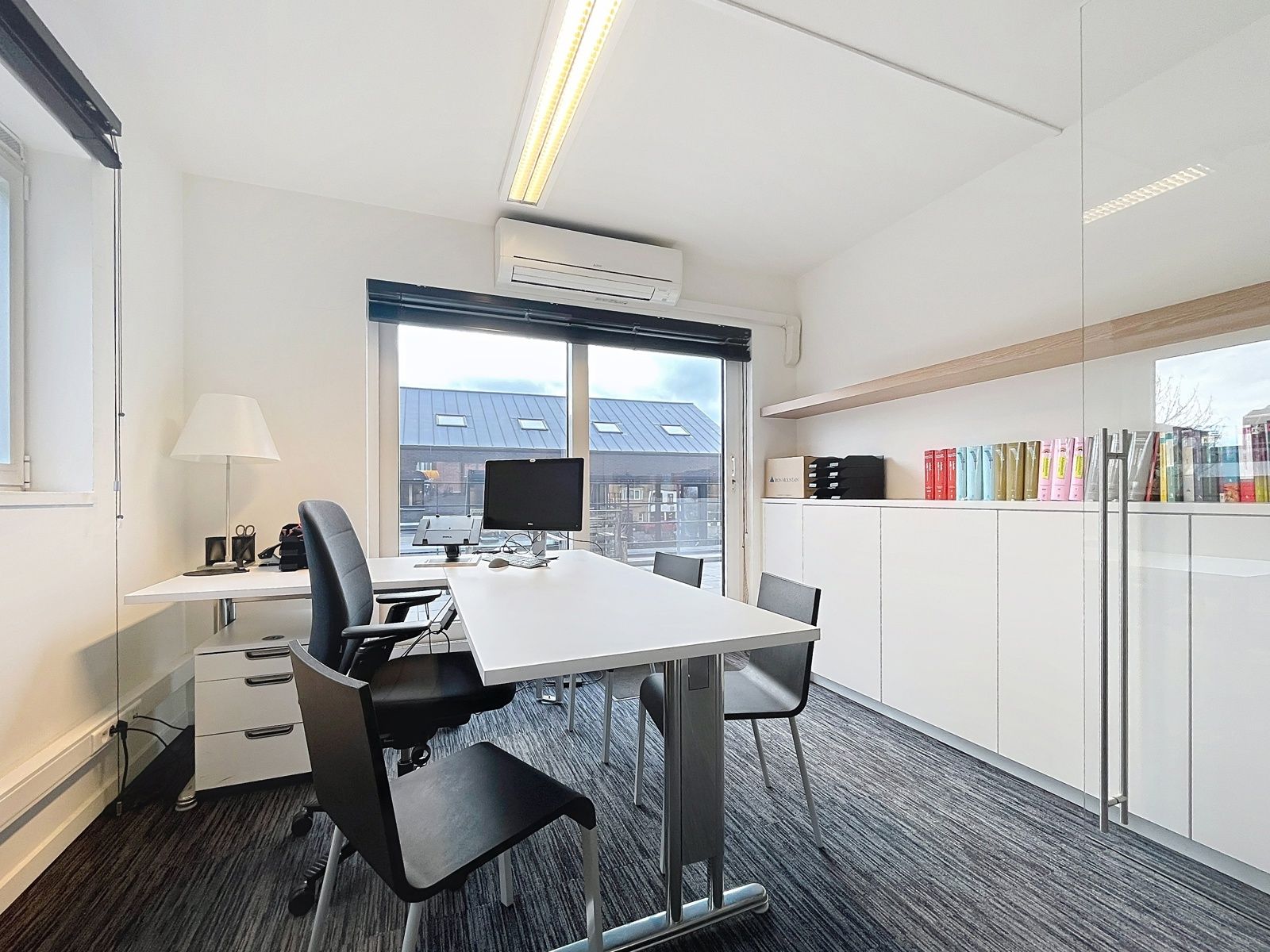 Duplex-kantoorruimte met 6/9 werkplekken in dienstencentrum. foto 5