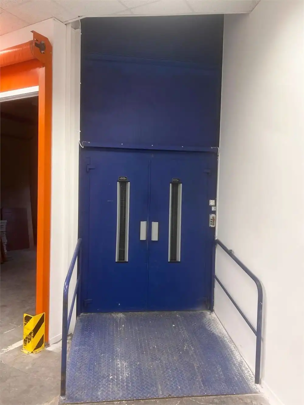 COMMERCIEEL GEBOUW BAANLOCATIE MET PARKING NABIJ MCDONALDS foto 32