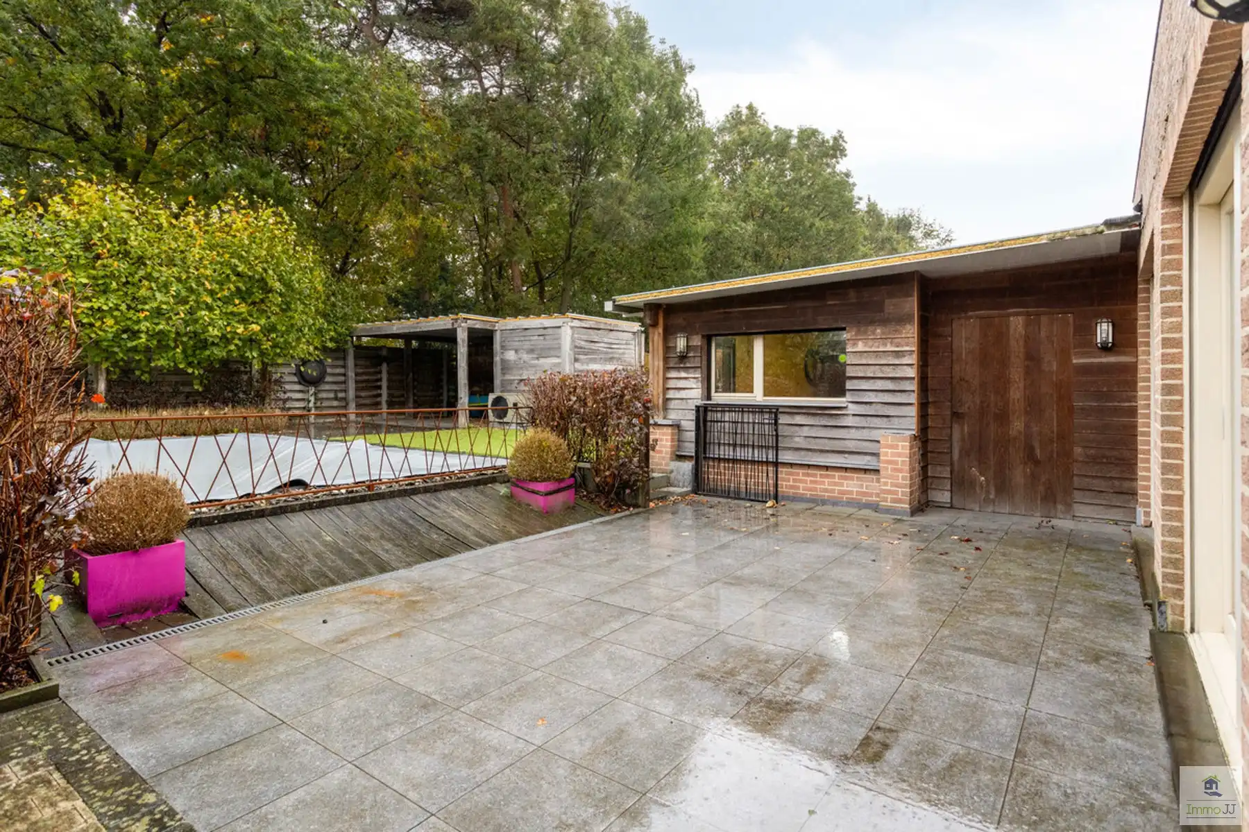 Halfopen bebouwing met zwembad foto 12