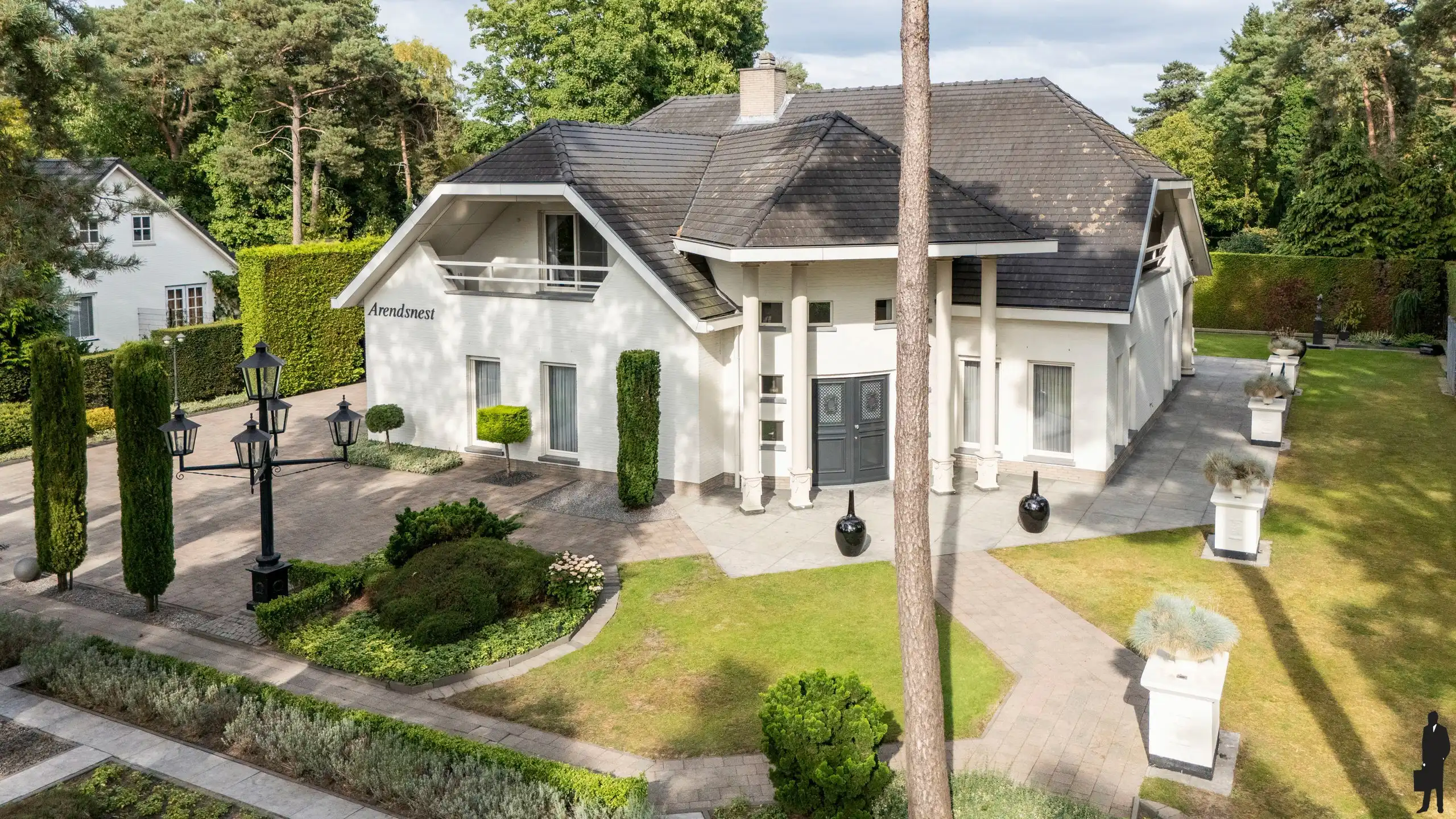 Riante villa (maar liefst 454m² woonopp.) vlakbij Nederland foto {{pictureIndex}}