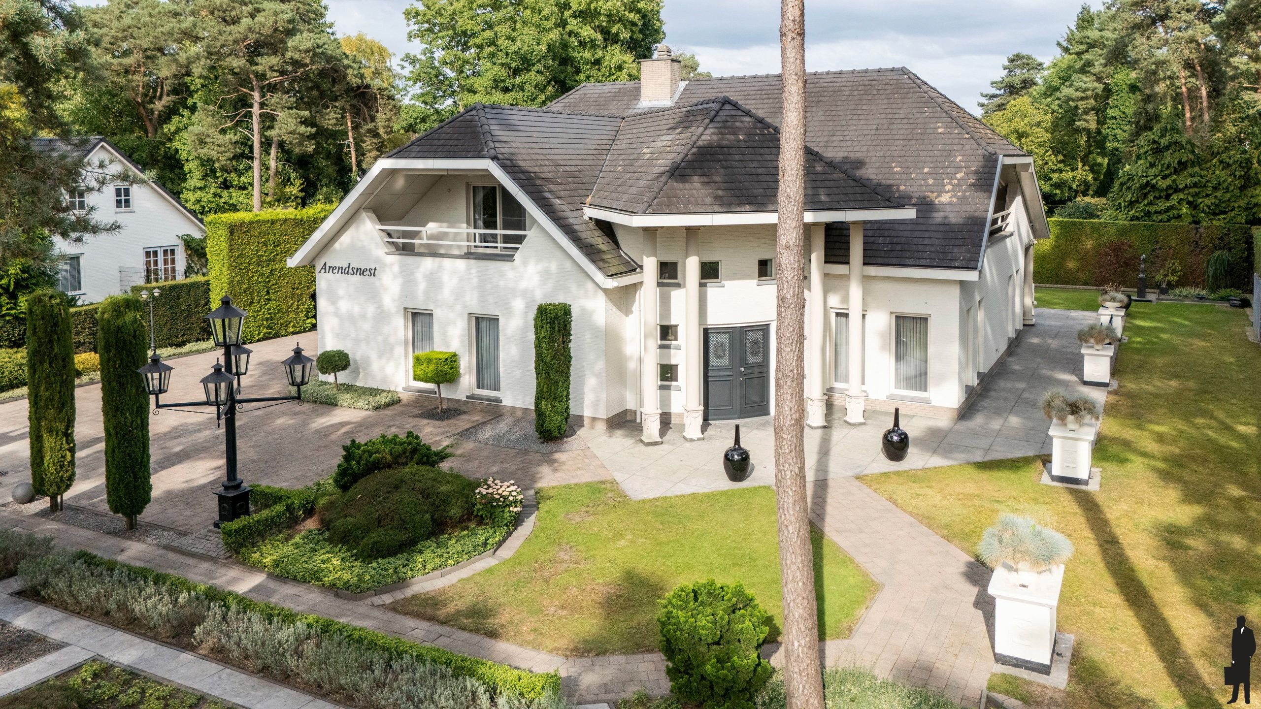 Riante villa (maar liefst 454m² woonopp.) vlakbij Nederland foto 3