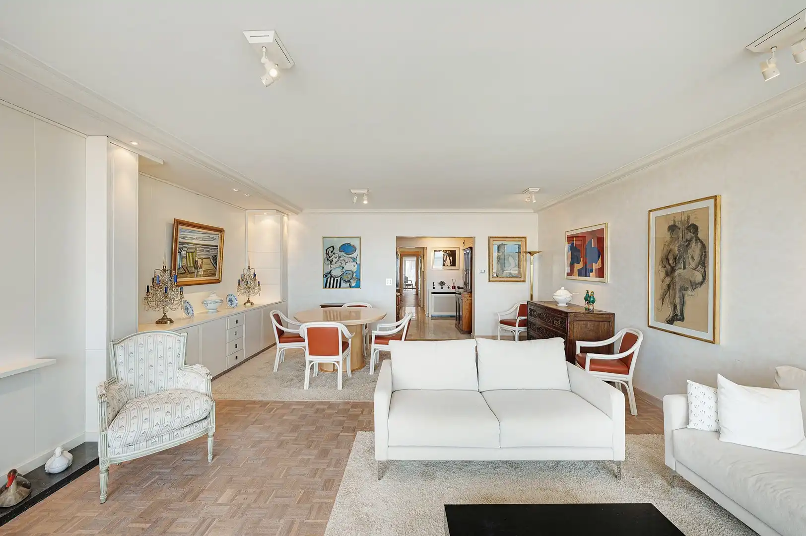 Appartement met frontaal zeezicht en een gevelbreedte van circa 6 meter, gelegen op een absolute toplocatie in het Zoute. foto 4