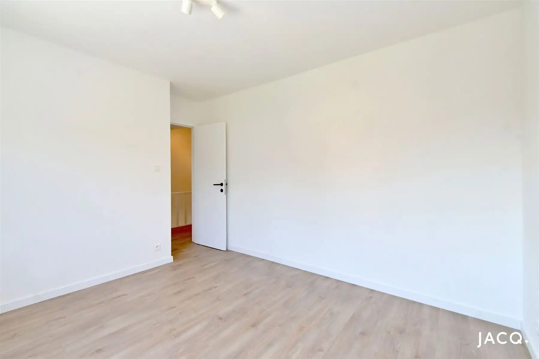Prachtige woning met 3 slaapkamers, grote tuin en garage ! foto 18