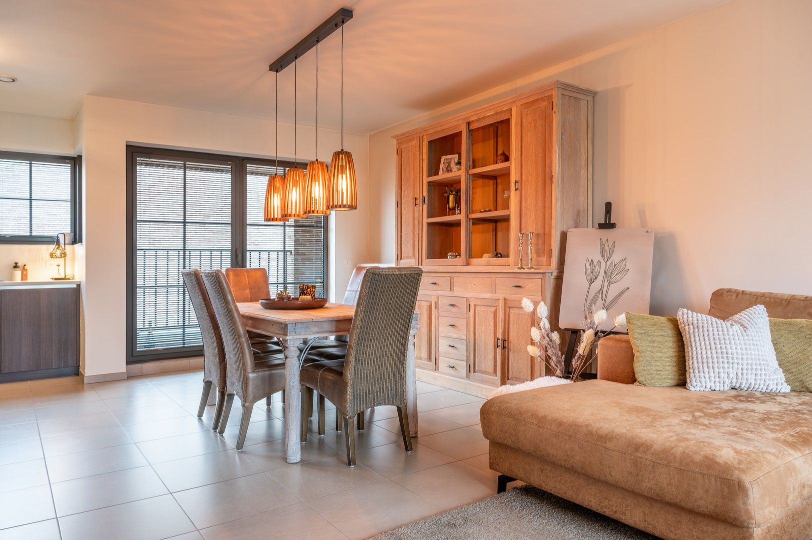 Ruim triplex appartement met berging foto 5