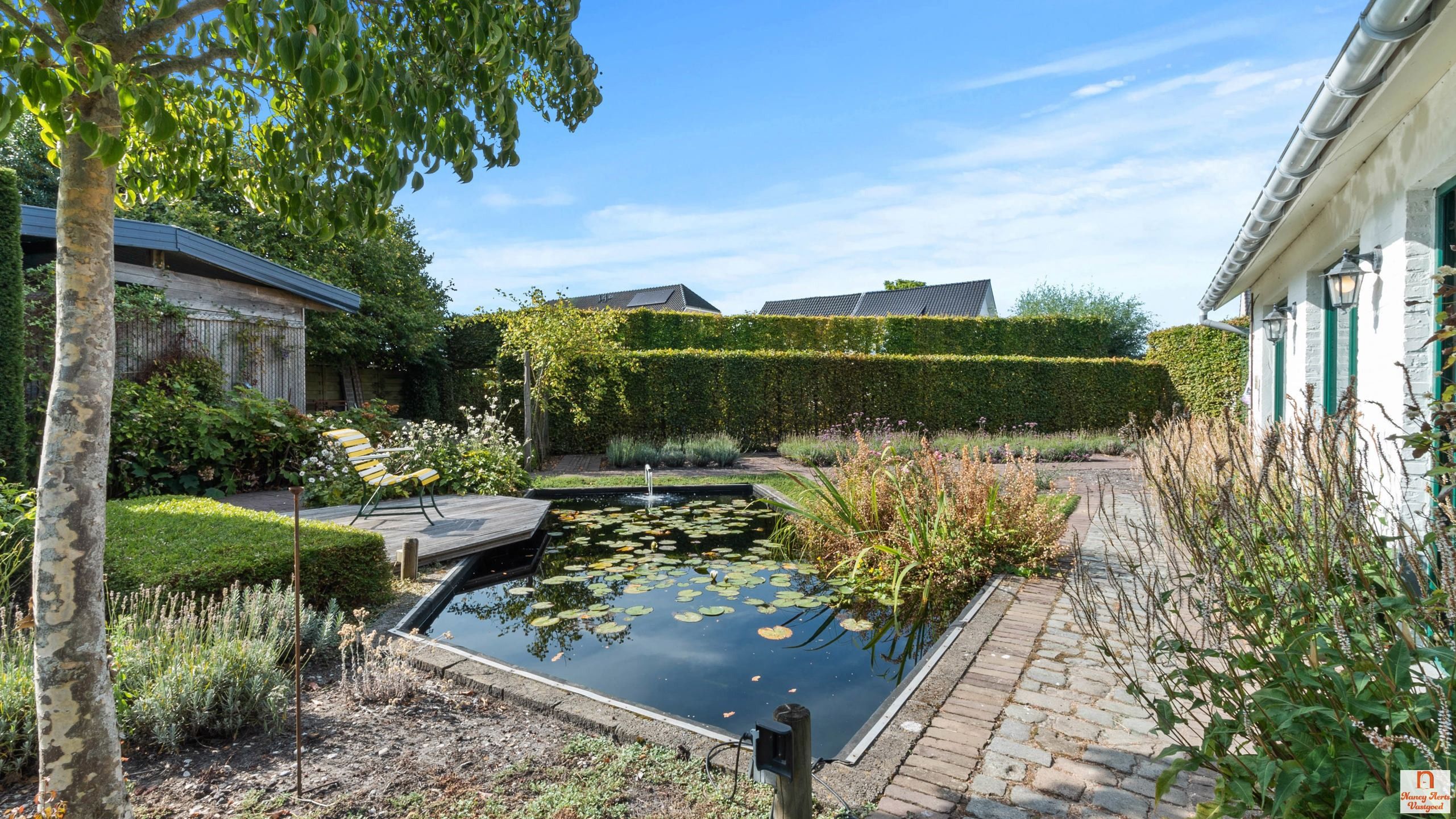 Instapklare woning met uitzonderlijk grote tuin met vijver foto 16