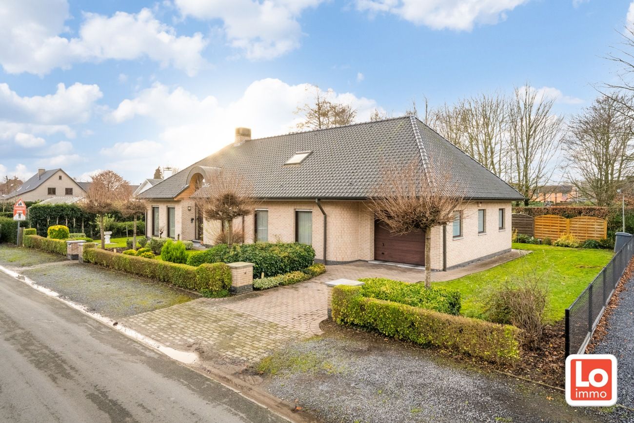 VERKOCHT! Mooie én energiezuinige alleenstaande bungalow met inpandige garage op een rustige locatie nabij het dorp van Beervelde! foto 1